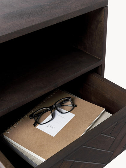 Westwing Collection Nachttisch Luca aus Mangoholz mit Fischgrät-Muster Online Shopping
