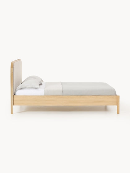 Westwing Collection Holzbett Jones mit Kopfteil aus Bouclé Saisonale Angebote