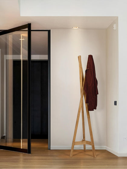 Westwing Collection Garderobenständer Clift aus Eichenholz Im Verkauf