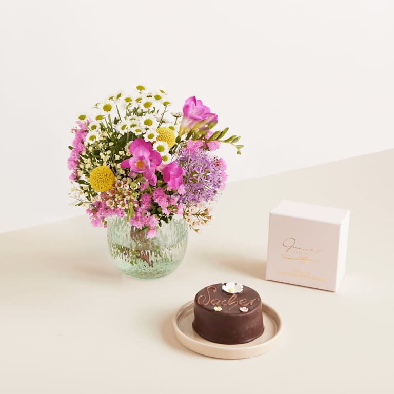 blume2000 Wiesenblumenstrauß Frühlingsleuchten mit Blumen-Sachertorte 200g
