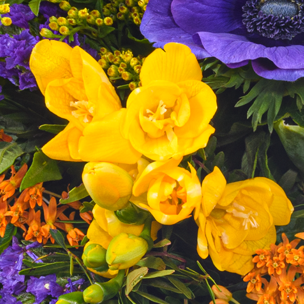 floraprima Blumenstrauß Frühlingsbote mit Vase & Ferrero Giotto 3er Fabrikladen
