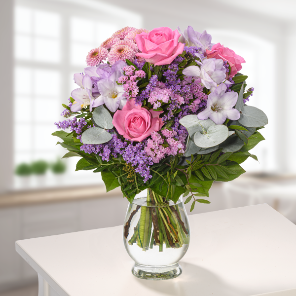 floraprima Blumenstrauß Zauberhaft mit Vase & Ferrero Giotto 3er Saisonschlussverkauf