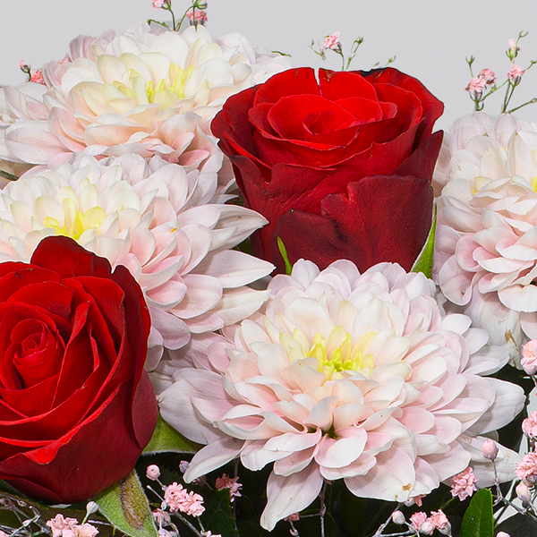 floraprima Blumenstrauß Blütenromanze mit Vase & Ferrero Giotto 3er